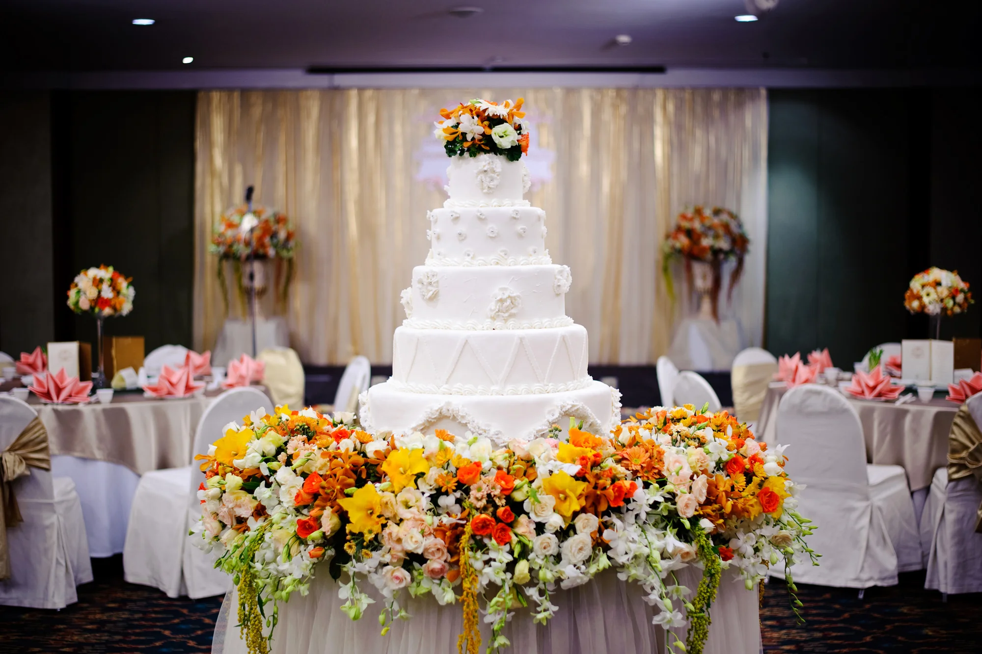 Tips and Ideas for Decorating a Wedding Cake Table